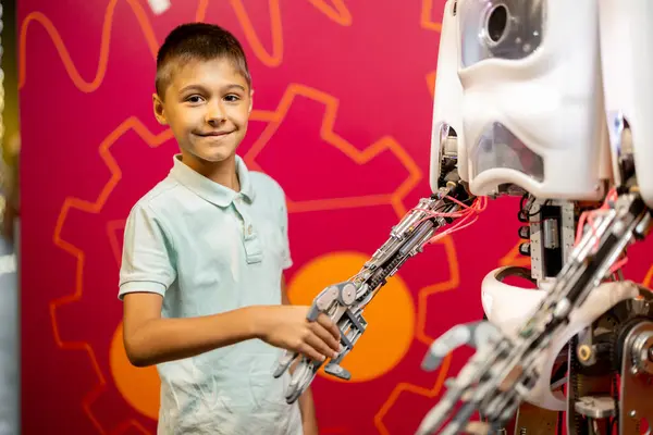 Мальчик Пожимает Руку Роботу Гуманоиду Время Посещения Музея Науки Концепция — стоковое фото