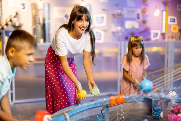 子供とボール遊び 興味深い方法で物理現象を学び インタラクティブなモデルを持つ科学博物館で楽しむ — ストック写真