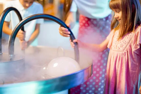 Dívka Chlapec Dělat Mýdlové Bubliny Zatímco Hrát Spolu Bavit Vědeckém — Stock fotografie
