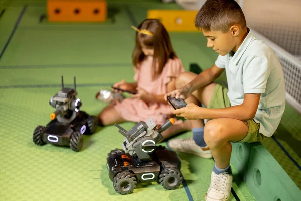 Barna Leker Med Robotbiler Som Kontrollerer Dem Med Fjernkontroll Lekeplass – stockfoto