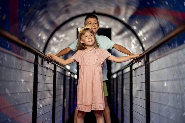 Little Boy Girl Room Shows Universe Gravity Visiting Science Museum — Stock Photo, Image