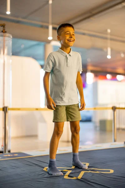 小さな少年は 学習モデルと交差する遊び場でジャンプし 科学博物館を訪れます 児童エンターテインメントと学習の概念 — ストック写真