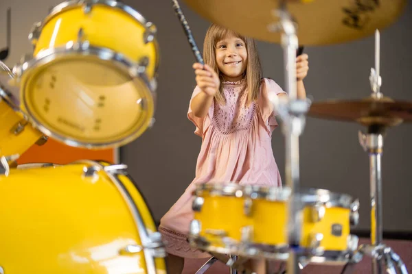女孩在真正的鼓声中演奏 在参观科学博物馆的时候玩得很开心 — 图库照片