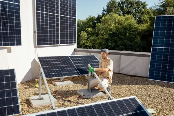 Adam Güneş Panelleri Için Evin Çatısına Monte Ediyor Kişisel Tüketim — Stok fotoğraf