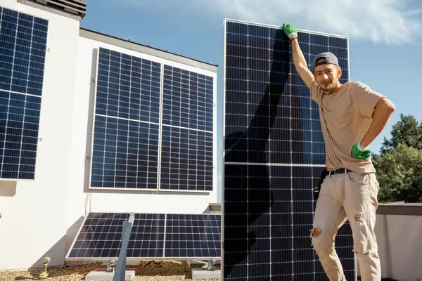 Retrato Hombre Pie Con Panel Solar Una Azotea Casa Durante —  Fotos de Stock