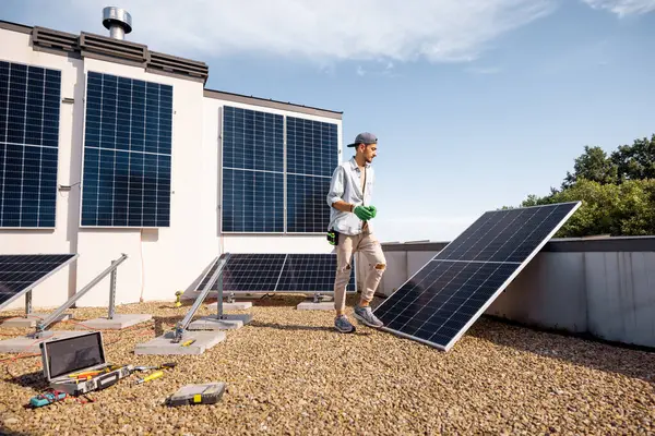 Mies Asentamassa Aurinkopaneeleita Taloonsa Omaan Kulutukseensa Uusiutuvan Energian Kestävyyden Käsite — kuvapankkivalokuva