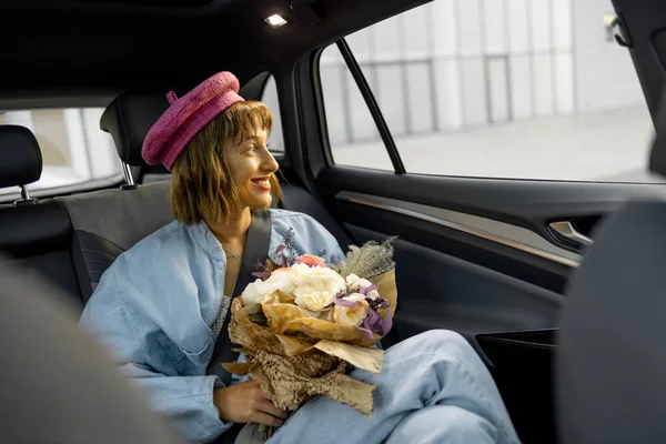 Молодая Стильная Женщина Сидит Цветочным Букетом Заднем Сиденье Автомобиля Ходу — стоковое фото