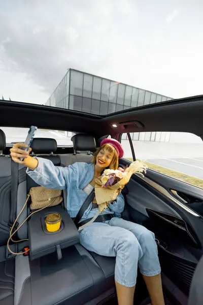 Młoda Stylowa Kobieta Robi Selfie Przez Telefon Lub Rozmowę Wideo — Zdjęcie stockowe