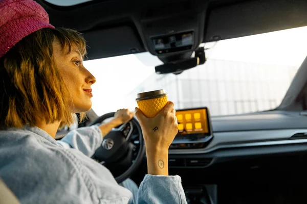 Mulher Elegante Tem Uma Bebida Movimento Enquanto Dirige Carro Moderno — Fotografia de Stock