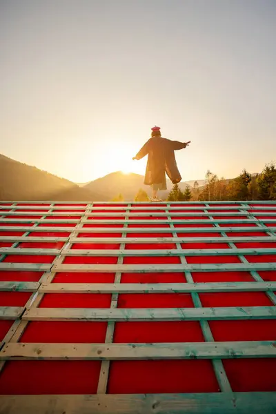 Wanita Menikmati Matahari Terbenam Yang Indah Pegunungan Sementara Berdiri Atap — Stok Foto