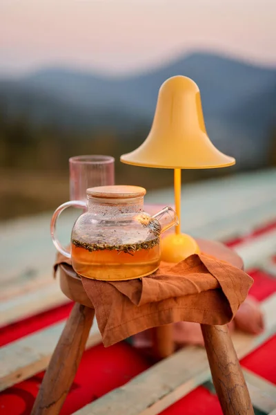 Piknik Kecil Diatur Atap Rumah Kayu Yang Belum Selesai Pegunungan — Stok Foto