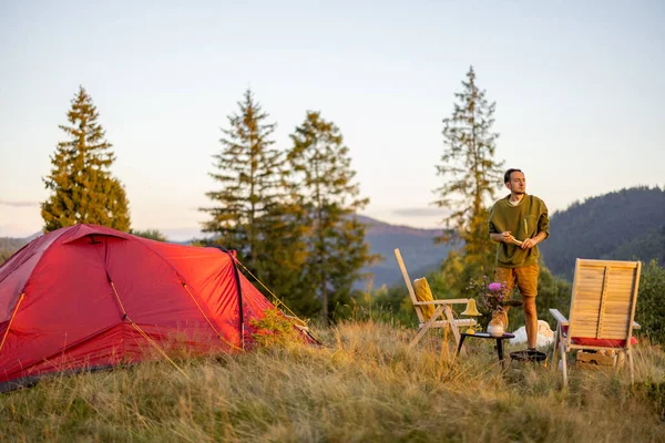 Seorang Pria Perkemahan Bepergian Dengan Tenda Pegunungan — Stok Foto