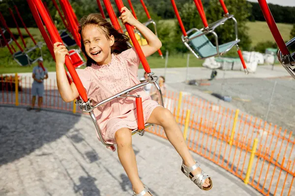 Onnellinen Tyttö Ratsastus Värikäs Huvi Karuselli Käydessään Huvipuisto Kesäloman Aikana — kuvapankkivalokuva