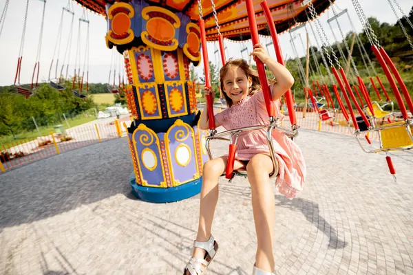 Happy Girl Mengendarai Korsel Hiburan Berwarna Warni Sambil Mengunjungi Taman — Stok Foto