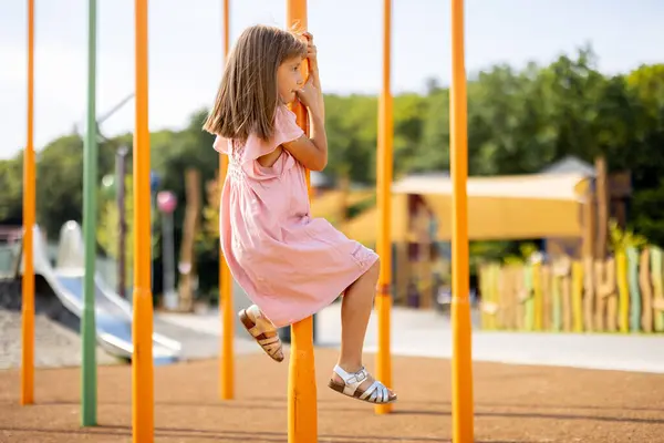 Onnellinen Pikkutyttö Leikkimässä Lasten Leikkikentällä Kesäisin Lapsuuden Viihteen Käsite — kuvapankkivalokuva