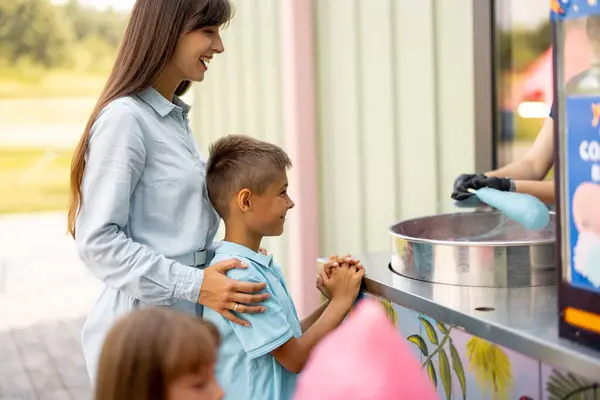 Mom Kids Waiting Sweet Cotton Candy Made Counter Shop While — Stock Photo, Image