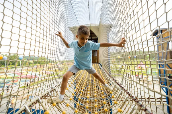 Anak Laki Laki Memanjat Jaring Sambil Bermain Taman Hiburan Konsep — Stok Foto