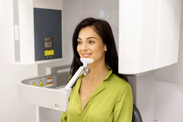 Lächelnde Frau Während Einer Röntgen Oder Untersuchung Des Kopfes Einer — Stockfoto