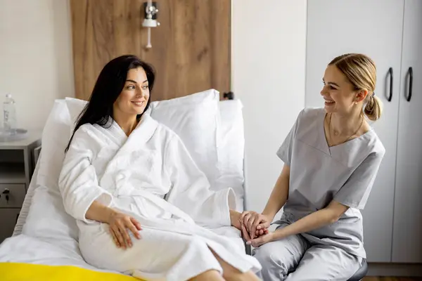 Νοσοκόμα Έχει Μια Συνομιλία Γυναίκα Ασθενή Που Βρίσκεται Στο Κρεβάτι Royalty Free Εικόνες Αρχείου