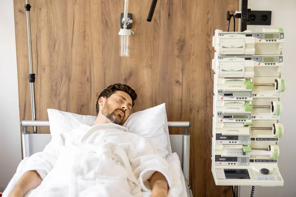Manusia Tidur Selama Periode Rehabilitasi Setelah Operasi Bangsal Medis Stok Gambar