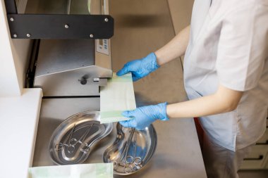 Kliniğin sterilizasyonunda cerrahi aletlerin sterilizasyon ve ambalaj süreci, yukarıdan görüş