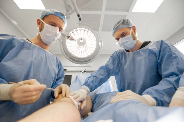 Уверенные Себе Хирурги Выполняющие Хирургическую Операцию Коленях Пациентов Операционной Концепция — стоковое фото