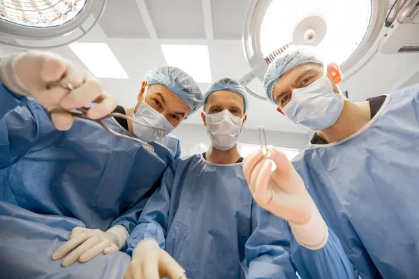 Portrait Three Scary Surgeons Surgical Tools Look Camera Operating Room — Stock Photo, Image