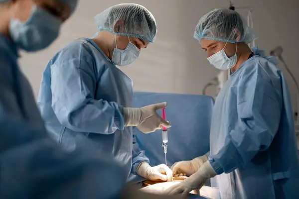 Kirurgi Antaa Pistoksen Leikkauksen Aikana Todellisen Toiminnan Kirurgisen Toimenpiteen Käsite kuvapankkikuva