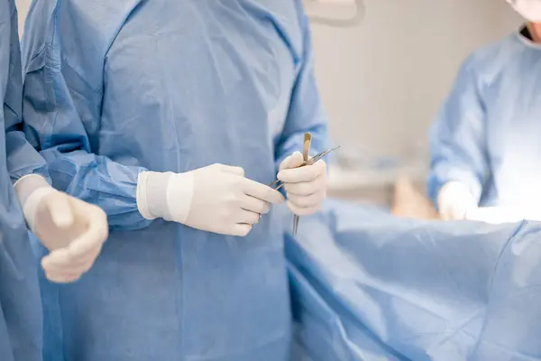 Χειρουργός Κατέχει Χειρουργικά Εργαλεία Κατά Διάρκεια Μιας Επέμβασης Κοντινό Πλάνο Φωτογραφία Αρχείου