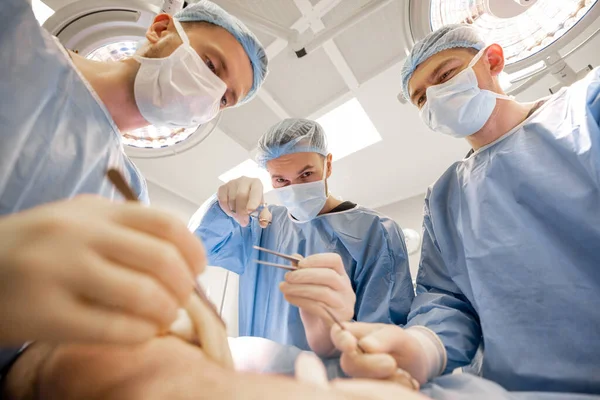 Τρομακτικοί Χειρουργοί Κοιτάζουν Τον Τόπο Της Χειρουργικής Επέμβασης Τρόμο Κατά Φωτογραφία Αρχείου