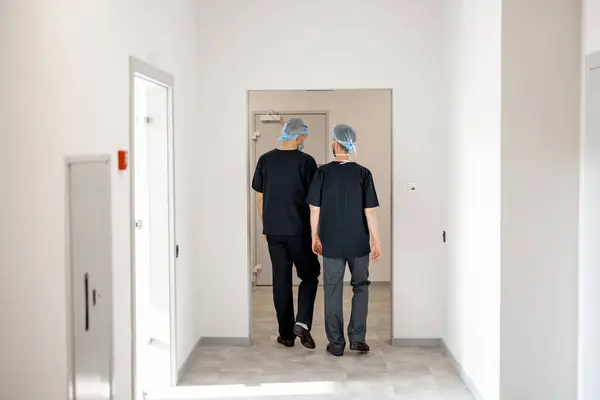 Δύο Χειρουργοί Στολή Περπατούν Στο Διάδρομο Του Χειρουργικού Τμήματος Θέα Royalty Free Εικόνες Αρχείου