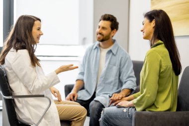 Psikoterapist ya da aile doktoru. Yetişkin bir çiftle muayenehanede yapılan yakın bir konuşma sırasında. Psikoterapi ve aile sağlığı kavramı