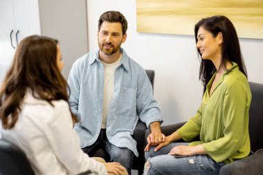 Psikoterapist ya da aile doktoru. Yetişkin bir çiftle muayenehanede yapılan yakın bir konuşma sırasında. Psikoterapi ve aile sağlığı kavramı