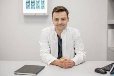 Genç doktor ya da pratisyen doktorun portresi.