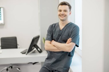 Tıp bürosundaki genç doktor ya da pratisyen doktorun portresi.