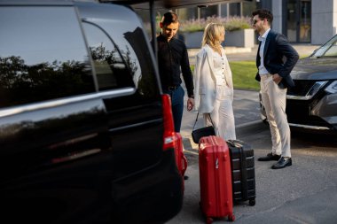 Minibüs taksisinde bekleyen bir çift, şoförlerini ya da kapıcılarını bavullarını taşımaları için bekliyorlar. İş gezileri ve seyahat kavramı