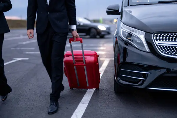 Business Couple Walking Suitcase Parking Lot Arrived Luxury Taxi Cropeed — Stock Photo, Image