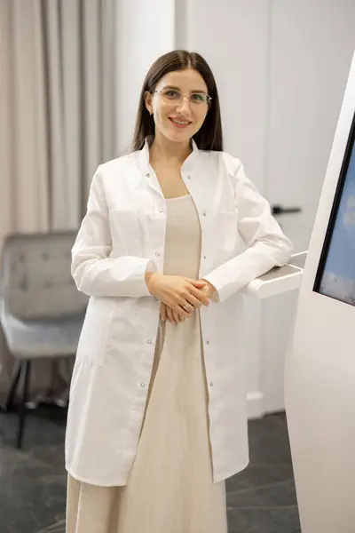 Portret Lekarza Stojącego Przy Maszynie Analizy Ciała Salonie Piękności Koncepcja — Zdjęcie stockowe