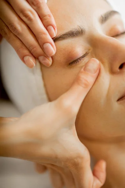 Mulher Adulta Recebendo Massagem Facial Relaxante Close Vista Superior Sobre — Fotografia de Stock