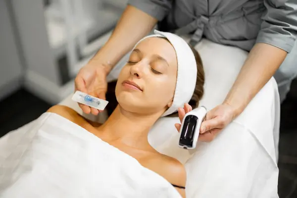 Young Woman Beauty Procedure Dermapen Cosmetologist Holds Dermapen Needle Clients — Stock Photo, Image