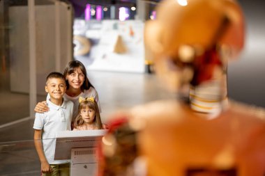 Çocuklu annem, bilim müzesini ziyaret eden bir robotla etkileşime geçeceği için çok heyecanlı. Modern teknoloji ve çocuk eğitimi kavramı