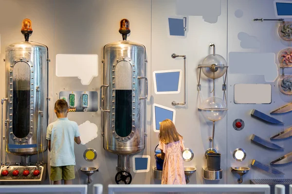 Μικρό Αγόρι Και Κορίτσι Μαθαίνουν Φυσική Διαδραστικά Ένα Μοντέλο Που — Φωτογραφία Αρχείου