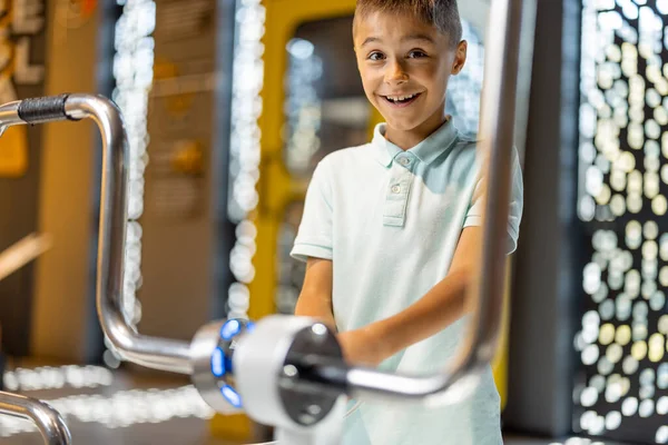 Chlapec Studující Fyziku Elektřinu Interaktivním Modelu Vědeckém Muzeu Koncept Dětské — Stock fotografie