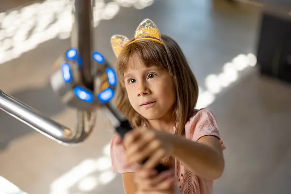 科学博物館のインタラクティブなモデルで物理と電気を研究する少女 児童エンターテインメントと学習の概念 — ストック写真