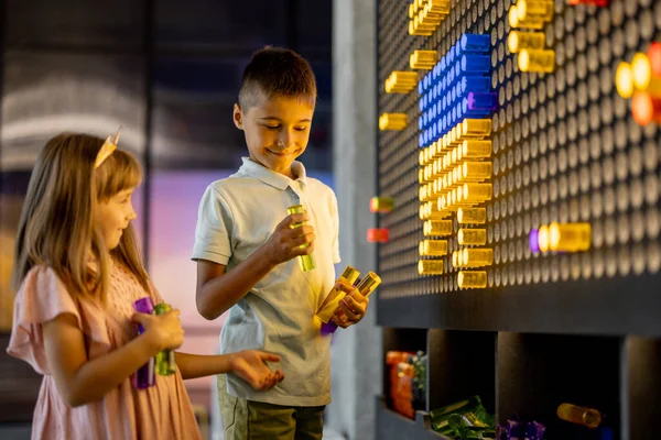 Crianças Fazendo Quadro Com Chips Coloridos Parede Jogando Modelos Interativos — Fotografia de Stock