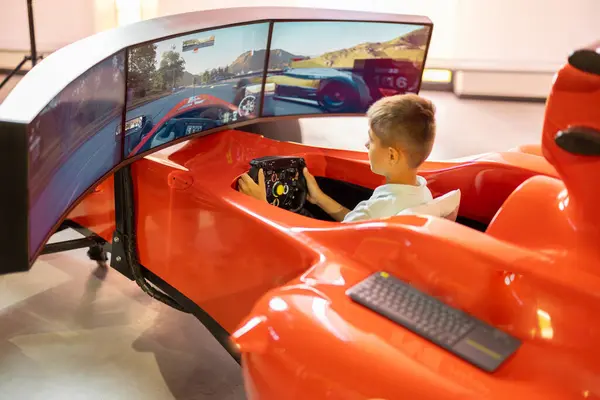 Kleiner Junge Fährt Sportwagen Simulator Und Spielt Freizeitpark — Stockfoto