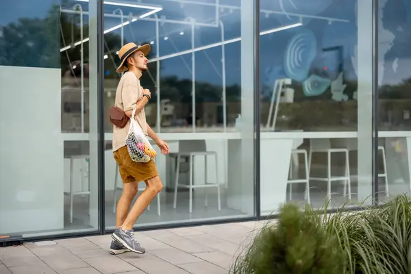 Stilvoller Mann Mit Hut Spaziert Mit Einer Netztasche Voller Frischem — Stockfoto