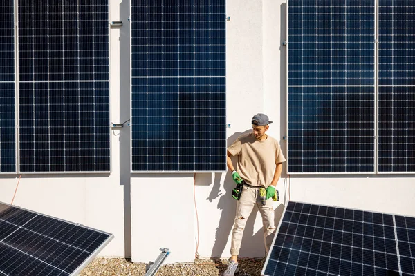Портрет Мастера Стоящего Крыше Установленными Солнечными Панелями Возобновляемая Энергия Концепции — стоковое фото