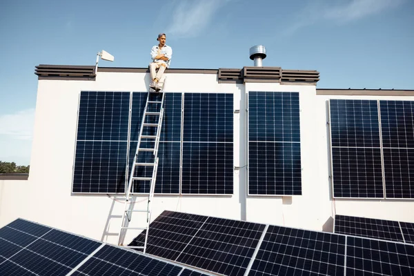 Auf Dem Dach Eines Privathauses Mit Solaranlage Sitzt Ein Mann — Stockfoto