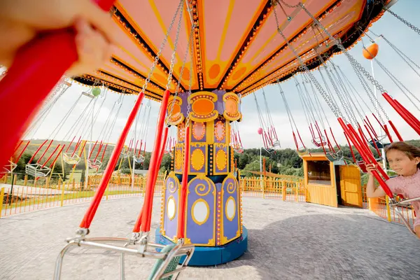 Lapset Ratsastus Värikäs Huvi Karuselli Käydessään Huvipuistossa Kesäloman Aikana — kuvapankkivalokuva
